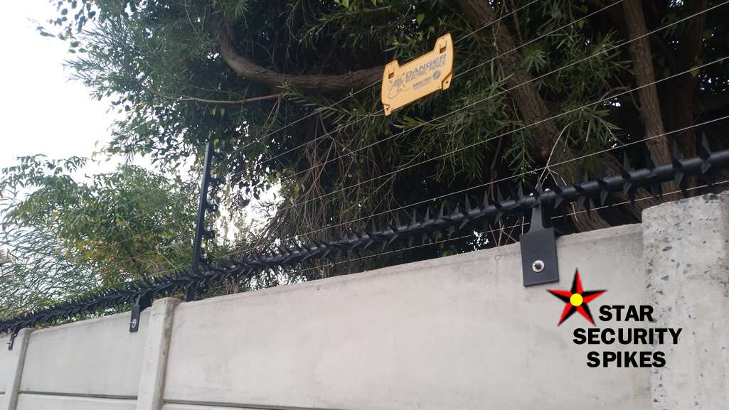 Electric Fencing being supported by Rotating Spikes